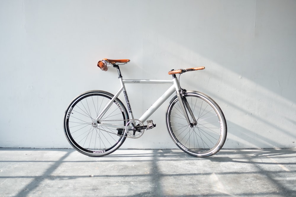E-Bike mit Mittelmotor an einer Hauswand