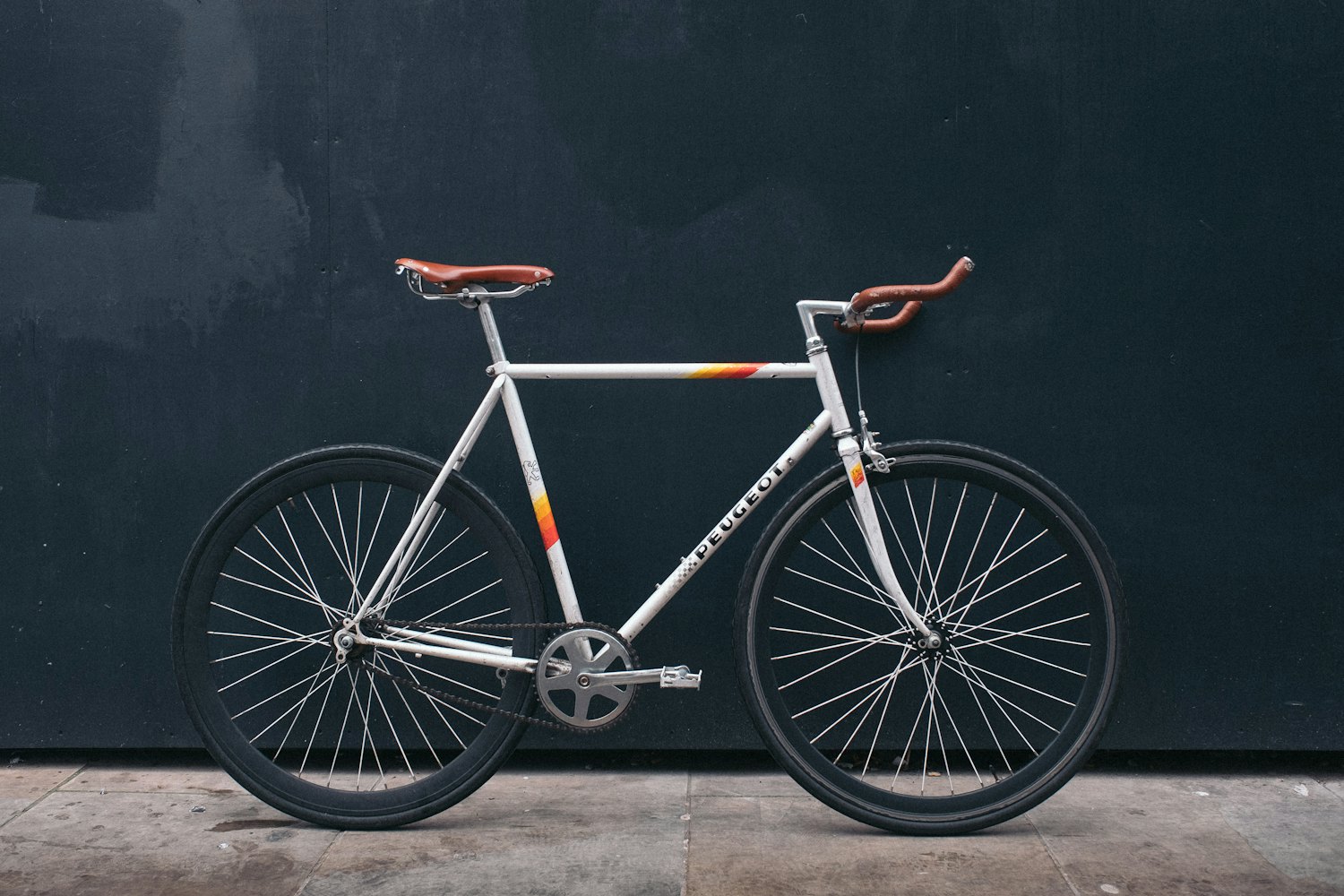 Fahrrad in einer Werkstatt, aufgehängt am Montageständer