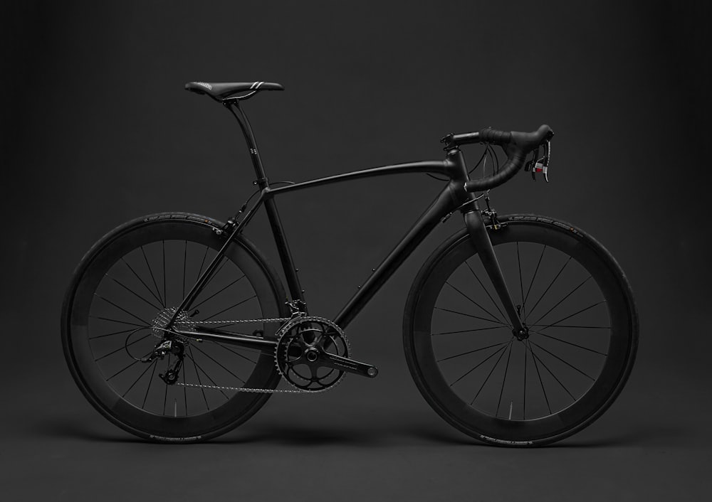 Abgestelltes Fahrrad vor einer Hauswand